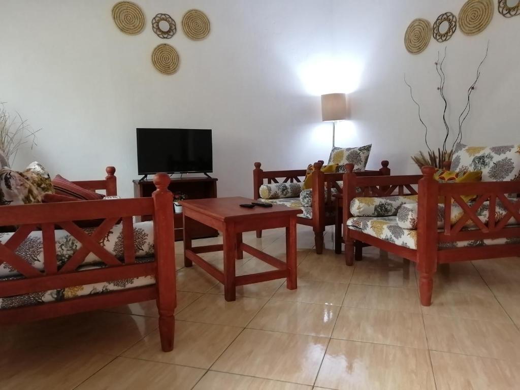 ムトワッパにあるPorini furnished homes, Mombasa, North coast, Mtwapa, Kanamaiのリビングルーム(ソファ、テレビ付)