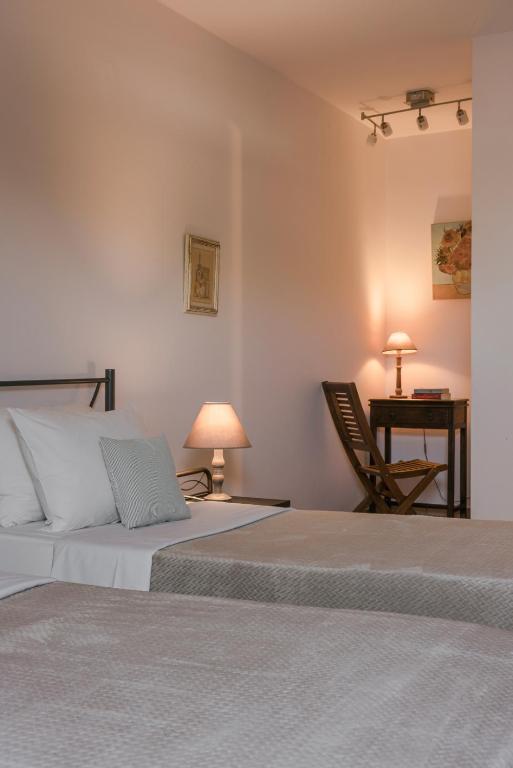 Postel nebo postele na pokoji v ubytování Eleonas Houses - Kardamili's Acqua Bliss