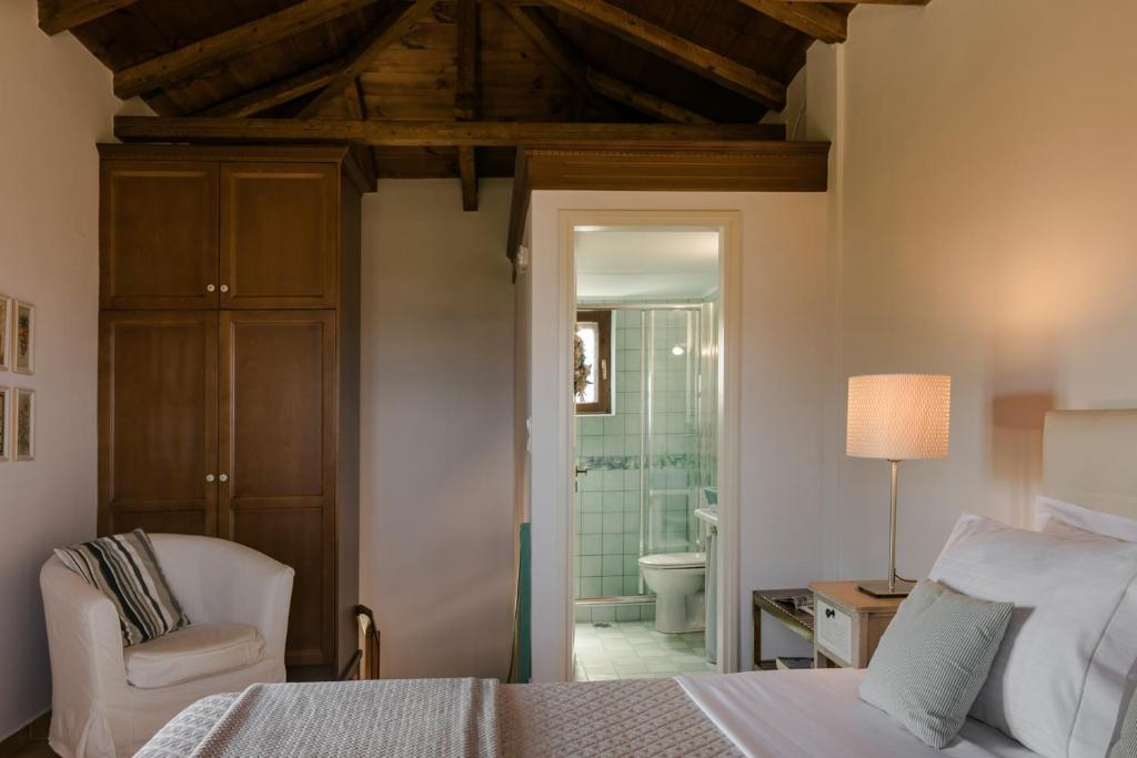 Postel nebo postele na pokoji v ubytování Eleonas Houses - Kardamili's Acqua Bliss
