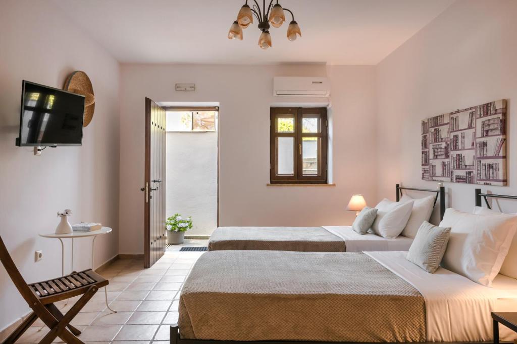 Postel nebo postele na pokoji v ubytování Eleonas Houses - Kardamili's Acqua Bliss