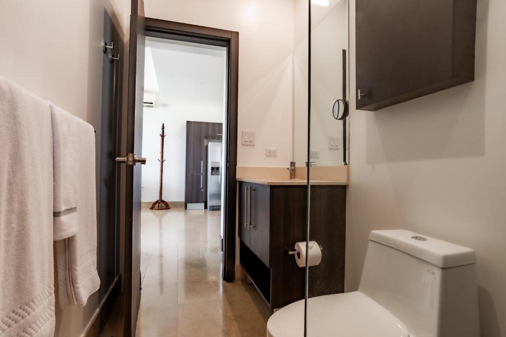 Koupelna v ubytování Roble Sabana 404 Luxury Apartment Adults Only - Reserva Conchal