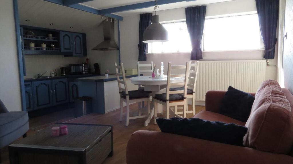 ein Wohnzimmer mit einem Sofa und einem Tisch in der Unterkunft gouwzicht in Amsterdam