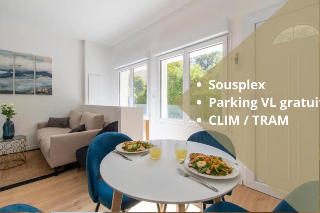 una sala de estar con una mesa con dos platos de comida en sousplex Cosy - proche tram et Corum - CLIM en Montpellier