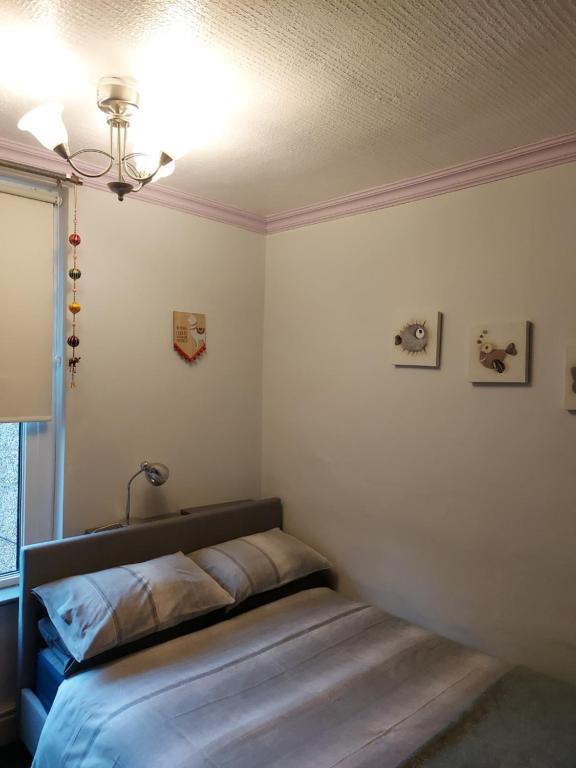希舍姆的住宿－Morecambe Seaside Room，卧室位于客房的角落,配有一张床