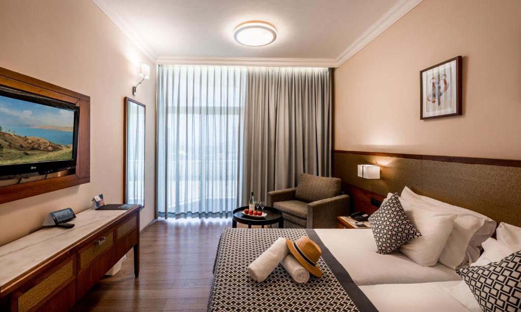 TV a/nebo společenská místnost v ubytování Caesar Premier Tiberias Hotel