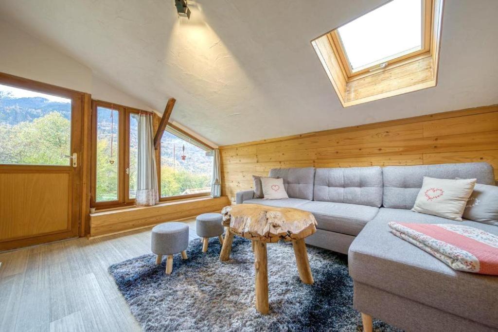 - un salon avec un canapé et une table dans l'établissement Chalet View on Vanoise Mountain - 3 bedrooms 70m2, à Cevins