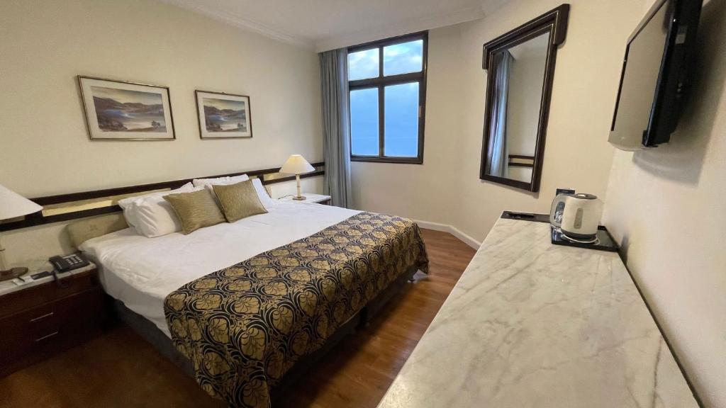 Postel nebo postele na pokoji v ubytování Caesar Premier Tiberias Hotel