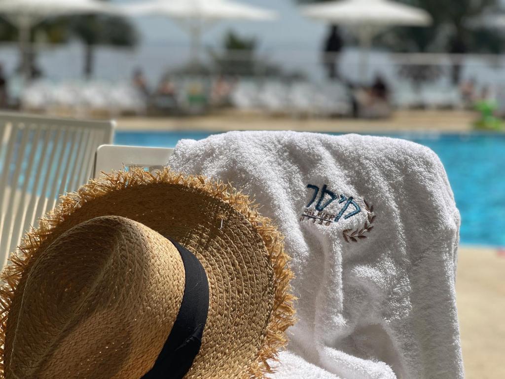 Bazén v ubytování Caesar Premier Tiberias Hotel nebo v jeho okolí