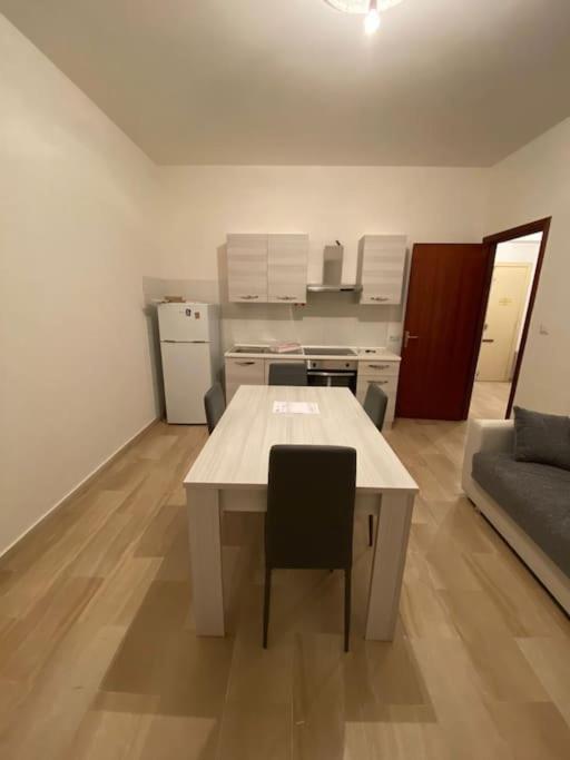uma sala de estar com uma mesa e um sofá em NF appartamenti em SantʼEufemia Lamezia