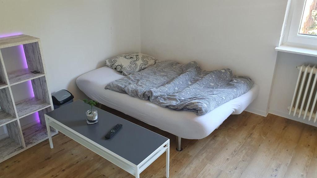 a white couch in a living room with a table at Privatzimmer in St. Jürgen, gute Anbindung Zentral in Lübeck