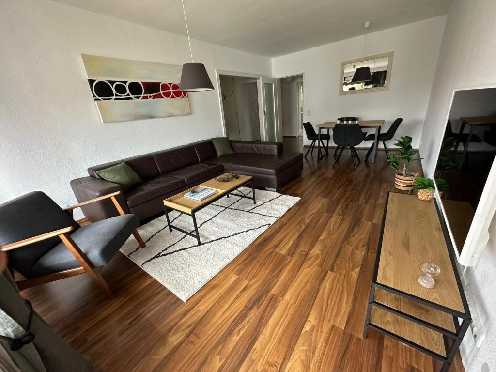 ein Wohnzimmer mit einem Sofa und einem Tisch in der Unterkunft Minimalharmony Apartment in Hannover