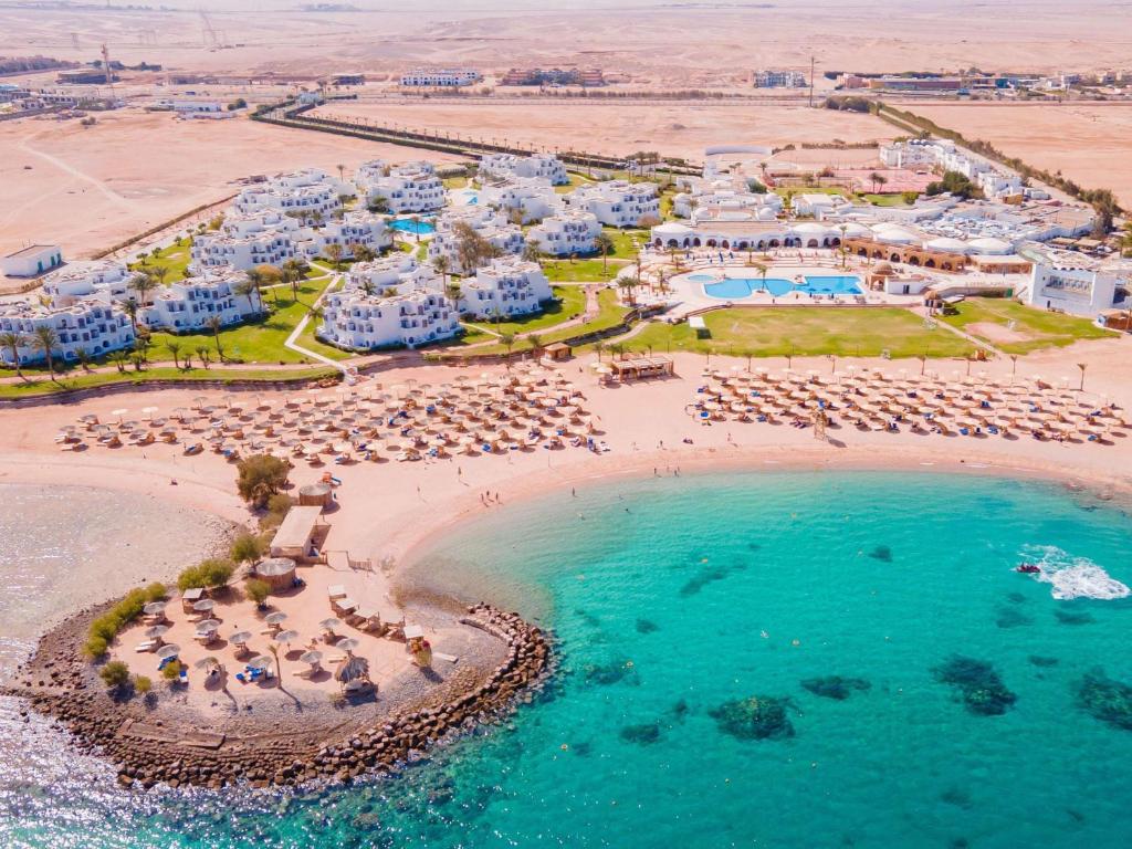 uma vista aérea de uma praia com guarda-sóis e do oceano em Mercure Hurghada Hotel em Hurghada
