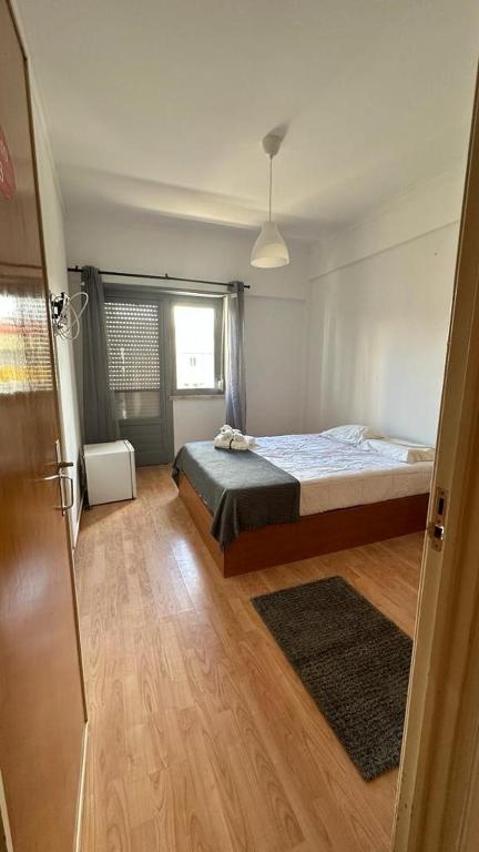 1 dormitorio con 1 cama y suelo de madera en 7 Requinte Guest House, en Lisboa
