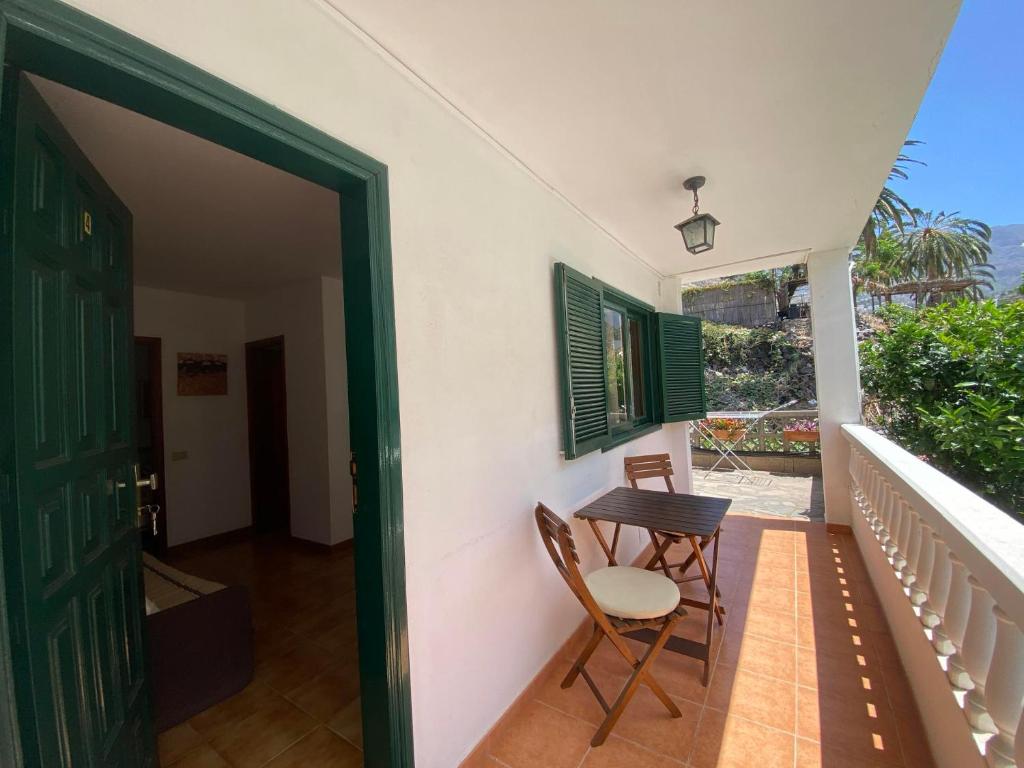 een deur naar een balkon met een tafel en stoelen bij Apartamento Nelly A4 in Valle Gran Rey