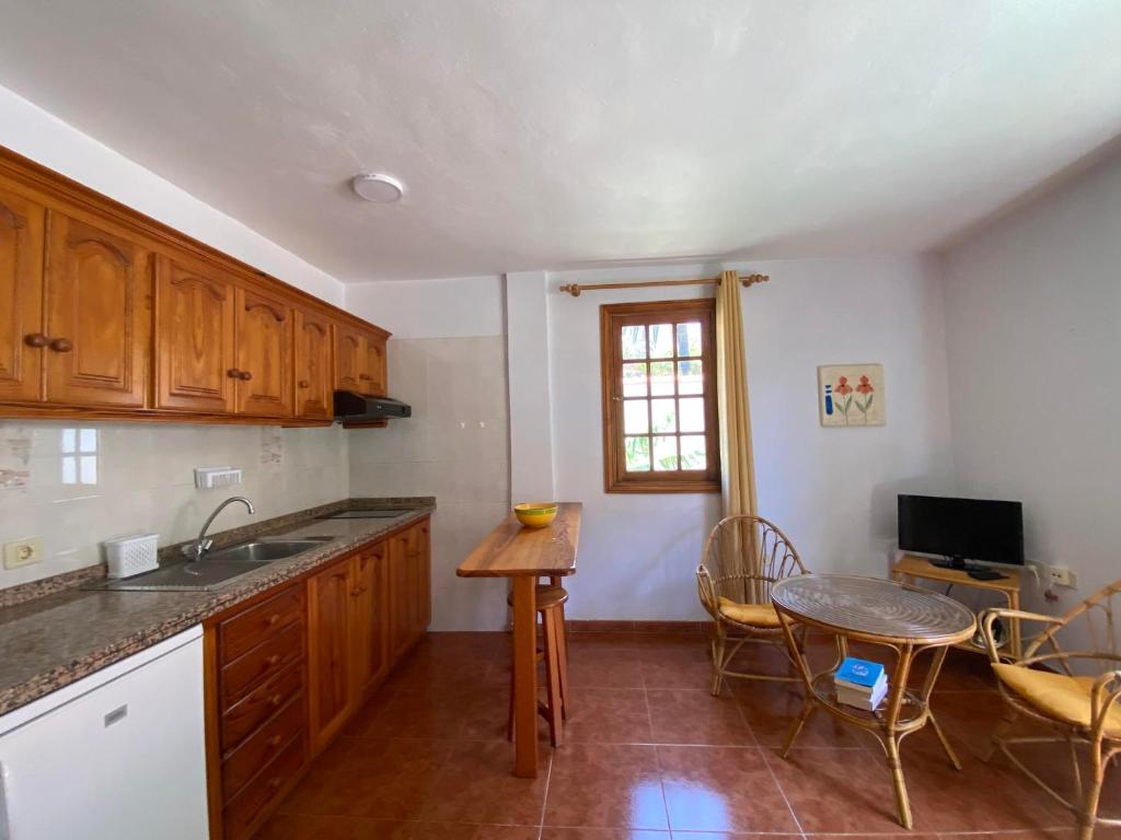 a kitchen with a sink and a table with chairs at Apartamento Nelly S2 in Valle Gran Rey