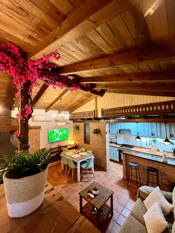 a large living room with a table and a kitchen at El latido del Tiétar in Lanzahita
