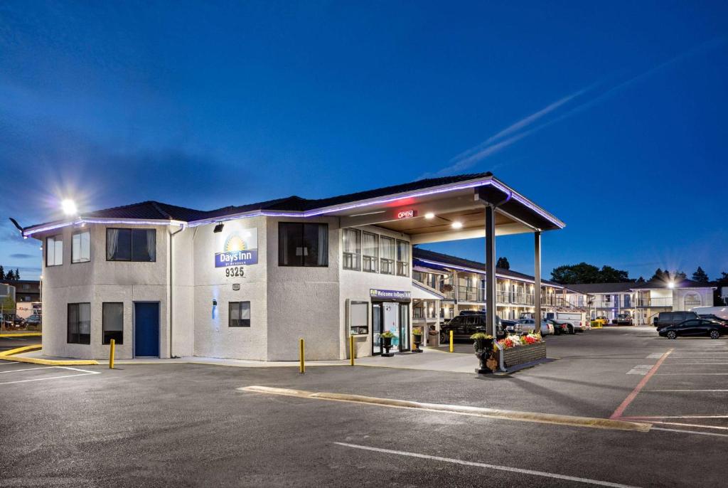 eine Tankstelle auf einem Parkplatz nachts in der Unterkunft Days Inn by Wyndham Lakewood South Tacoma in Lakewood