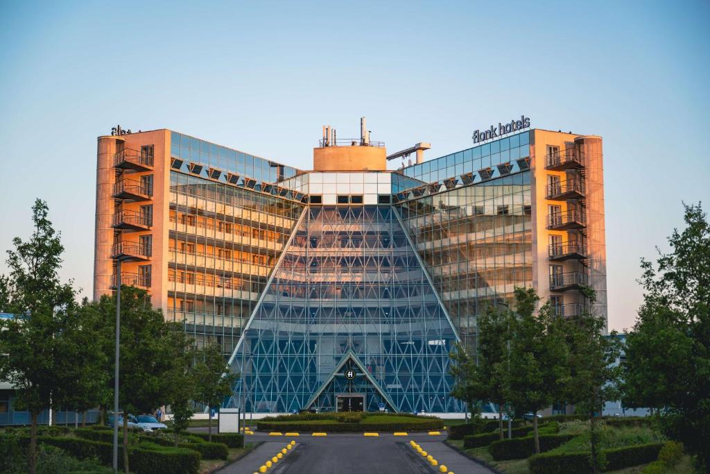 um grande edifício de vidro com uma pirâmide de vidro em Flonk Hotel Groningen Zuid, BW Signature Collection em Groningen