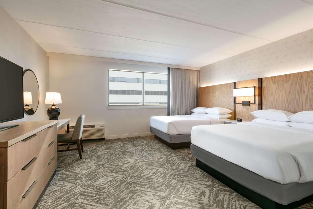 DoubleTree by Hilton Canton Downtown - Queen Room With Two Queen Beds - Mobility Access