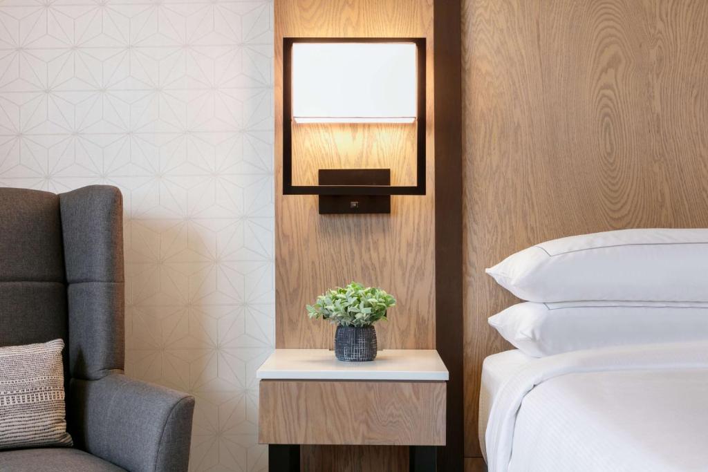 DoubleTree by Hilton Canton Downtown - Habitación Fitness Con Cama Extragrande