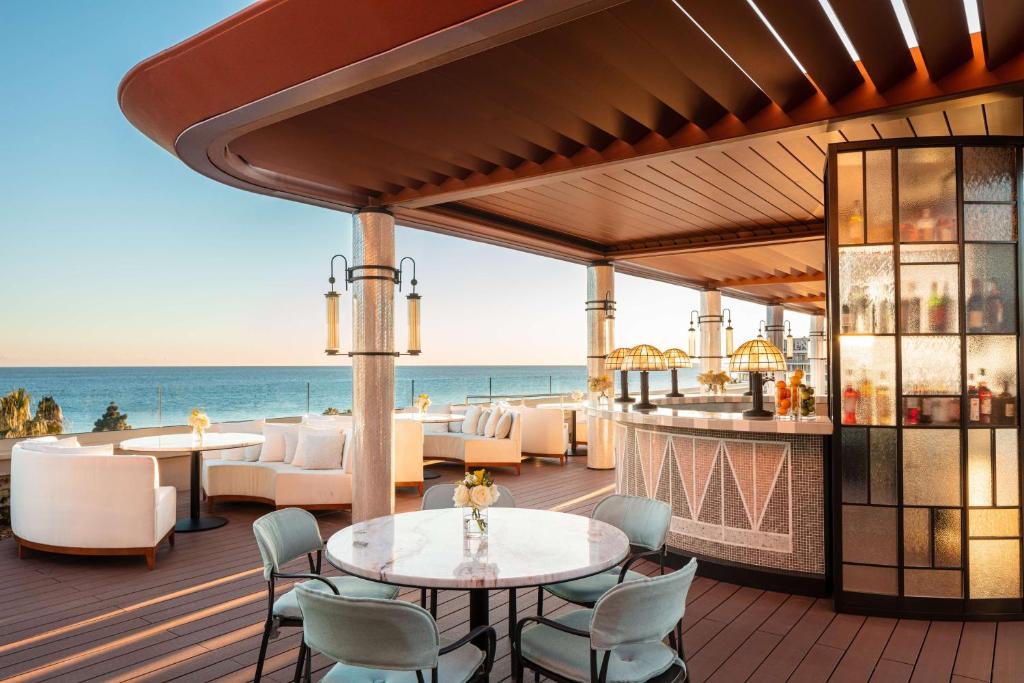 ニースにあるAnantara Plaza Nice Hotel - A Leading Hotel of the Worldの海の景色を望むレストラン