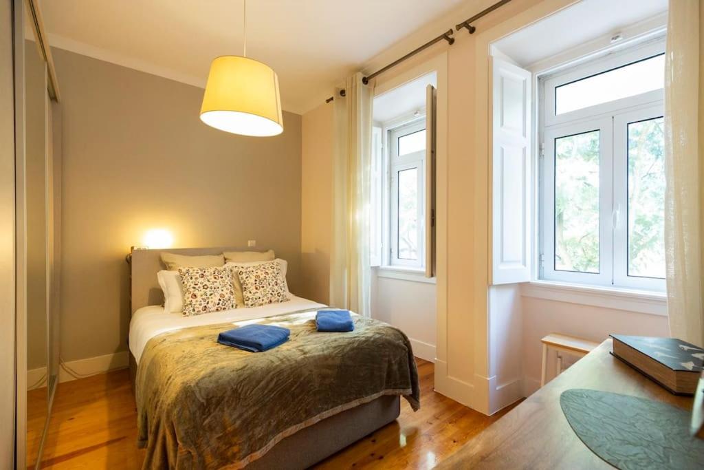 - une chambre avec un lit et 2 serviettes bleues dans l'établissement Ola Lisbon - Campo Pequeno, à Lisbonne