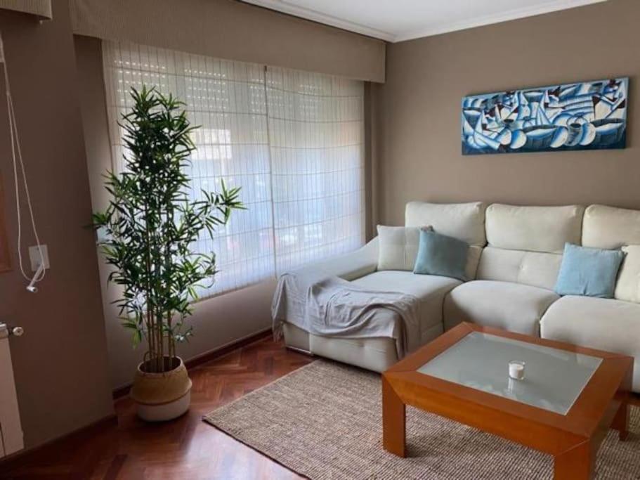 拉科魯尼亞的住宿－Brigantia Coruña，带沙发和咖啡桌的客厅