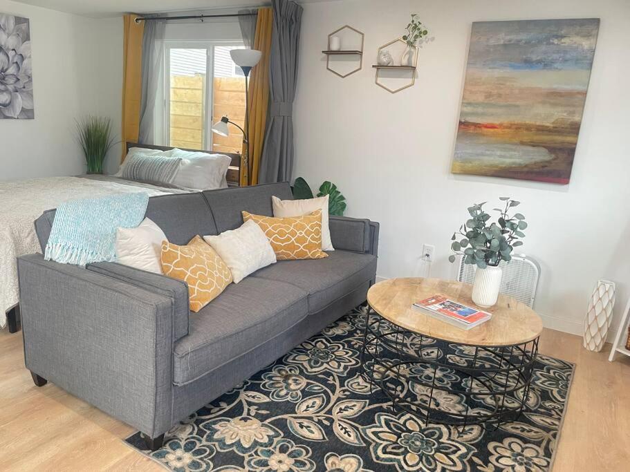 uma sala de estar com um sofá e uma mesa em NEW private tiny home near GreenLake/Lightrail/I-5 em Seattle
