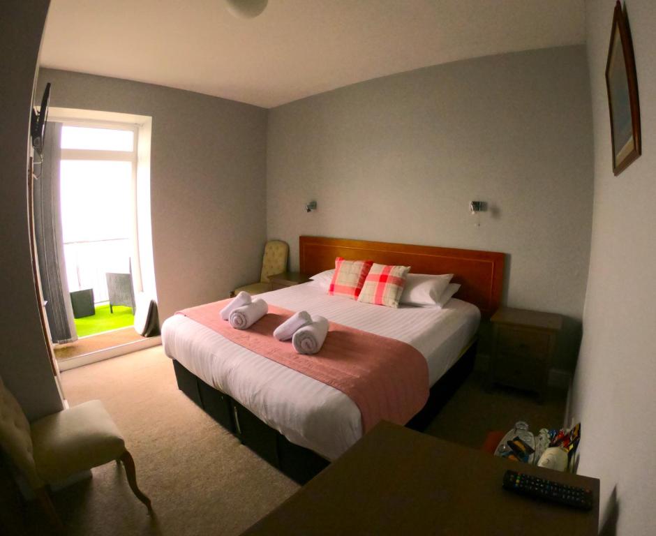 Postel nebo postele na pokoji v ubytování Lundy House Hotel