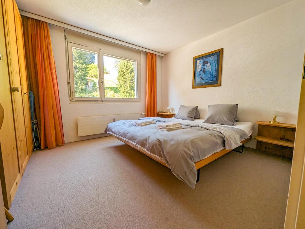 Postel nebo postele na pokoji v ubytování Rothornblick 44 by Arosa Holiday