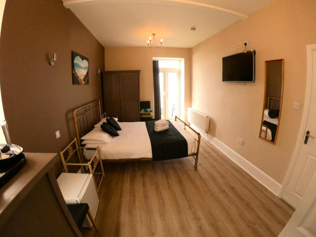 Postel nebo postele na pokoji v ubytování Lundy House Hotel
