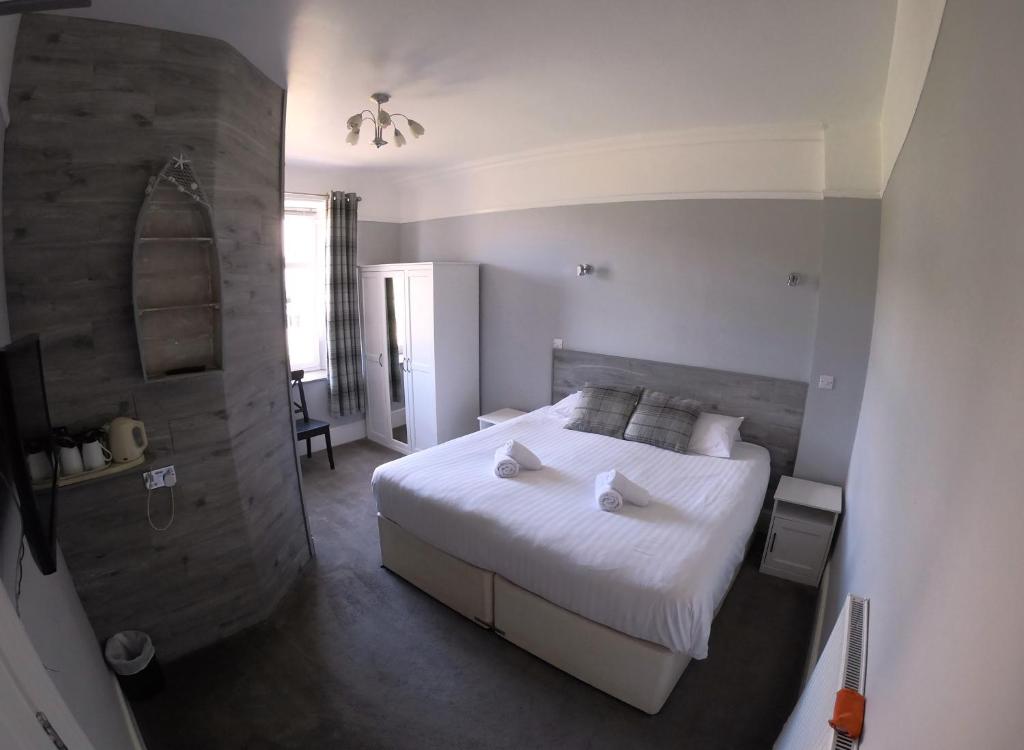 Postel nebo postele na pokoji v ubytování Lundy House Hotel