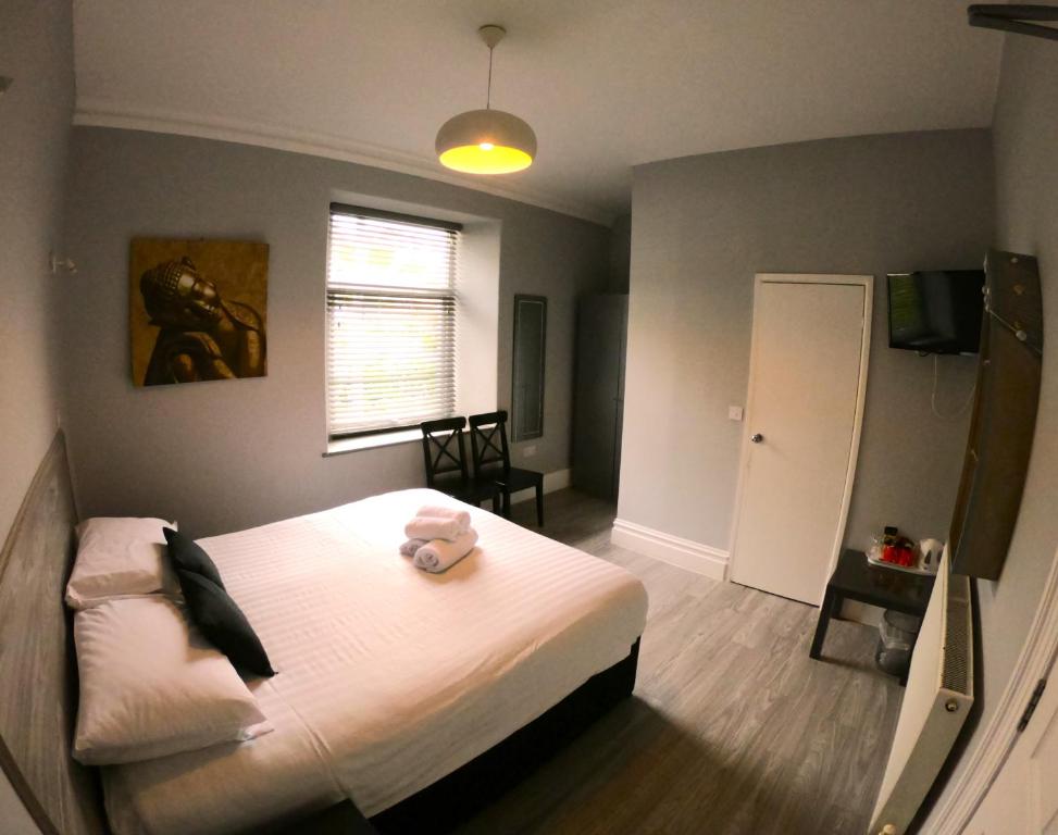 Postel nebo postele na pokoji v ubytování Lundy House Hotel