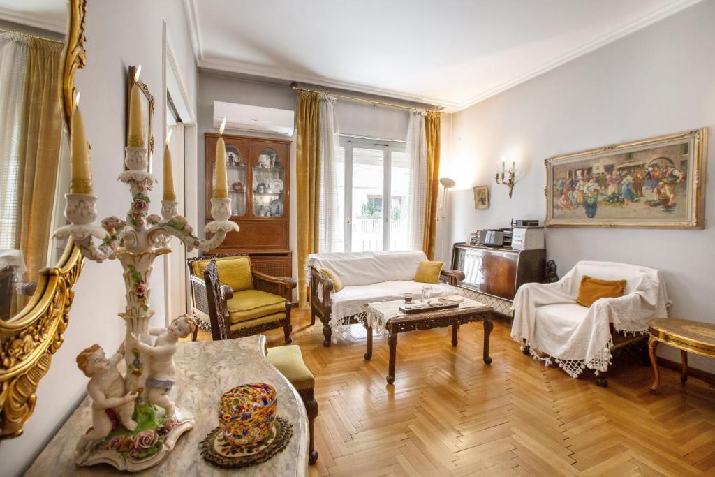雅典的住宿－Vintage apartment KOLONAKI，客厅拥有白色的墙壁和木地板。