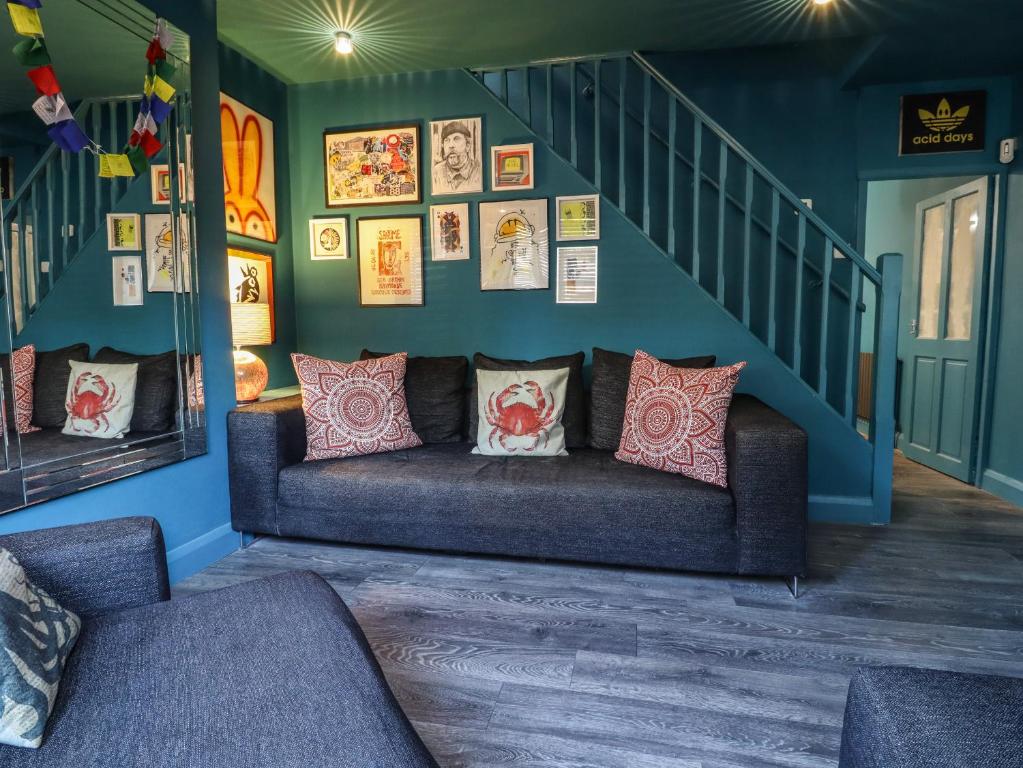 uma sala de estar com um sofá e uma escada em Comfortable Margate Home em Margate