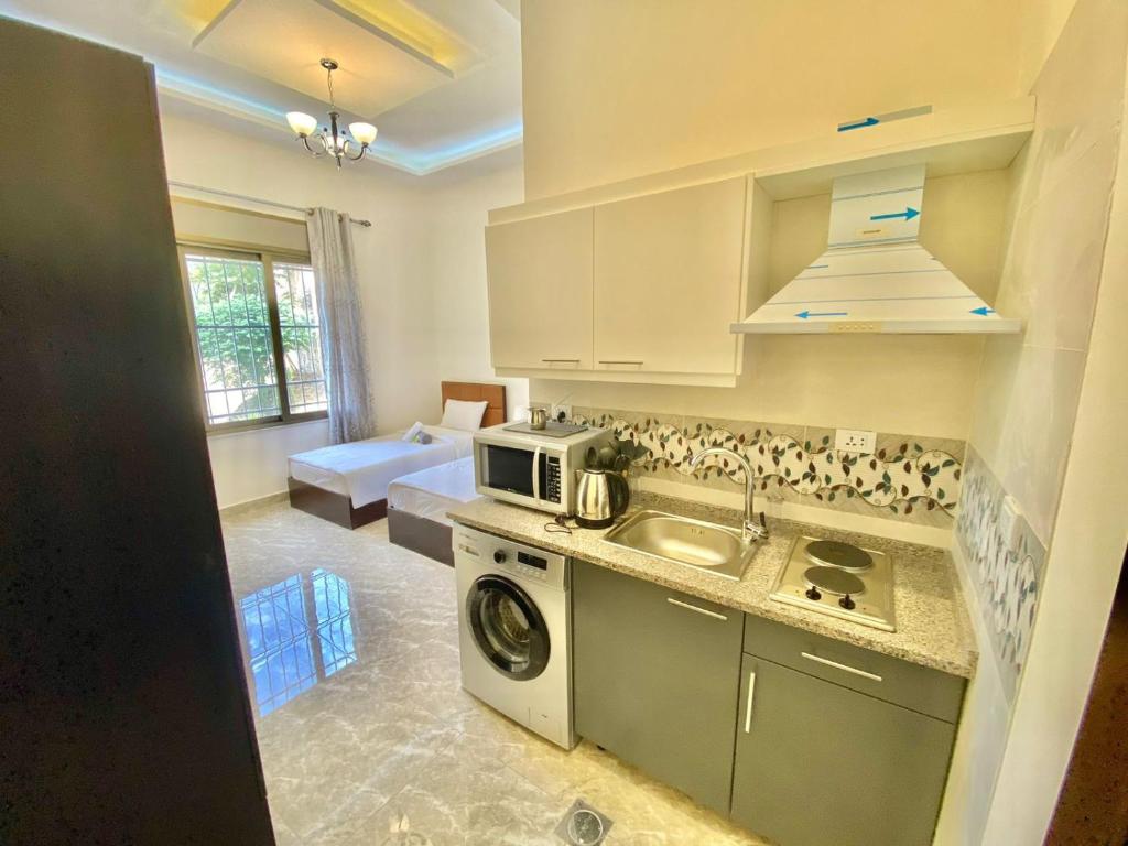 Kuchyň nebo kuchyňský kout v ubytování Villa Mira Guesthouse 1 - Downtown Central Amman - AL DIYRIH