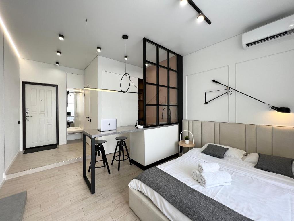 1 dormitorio con cama y escritorio. en Квартира Smart в новом доме, en Pavlodar
