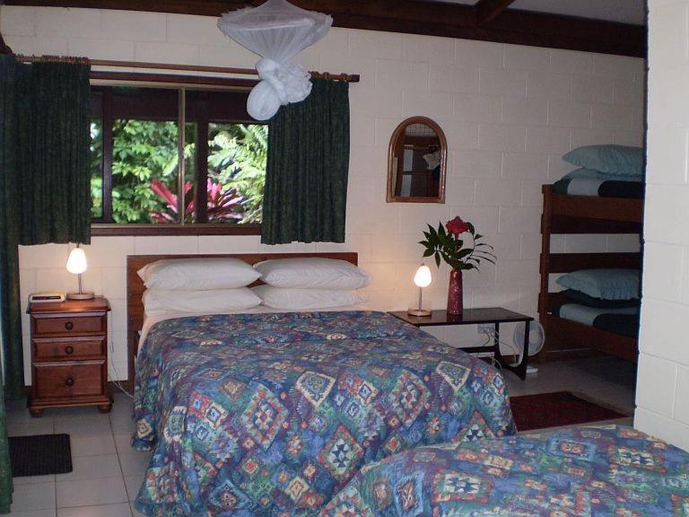 Postel nebo postele na pokoji v ubytování Daintree Deep Forest Lodge