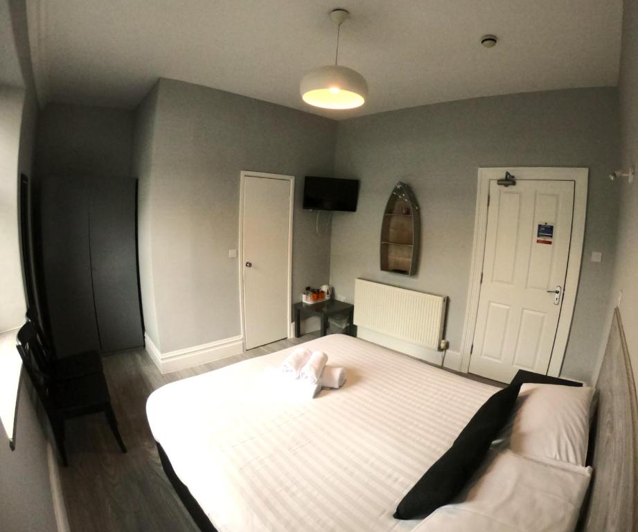 Postel nebo postele na pokoji v ubytování Lundy House Hotel