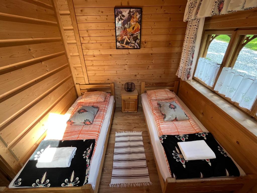 Postel nebo postele na pokoji v ubytování Zakodomki Domek Szałas