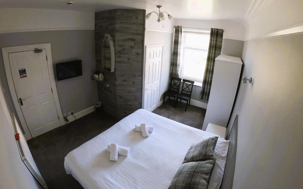 Postel nebo postele na pokoji v ubytování Lundy House Hotel