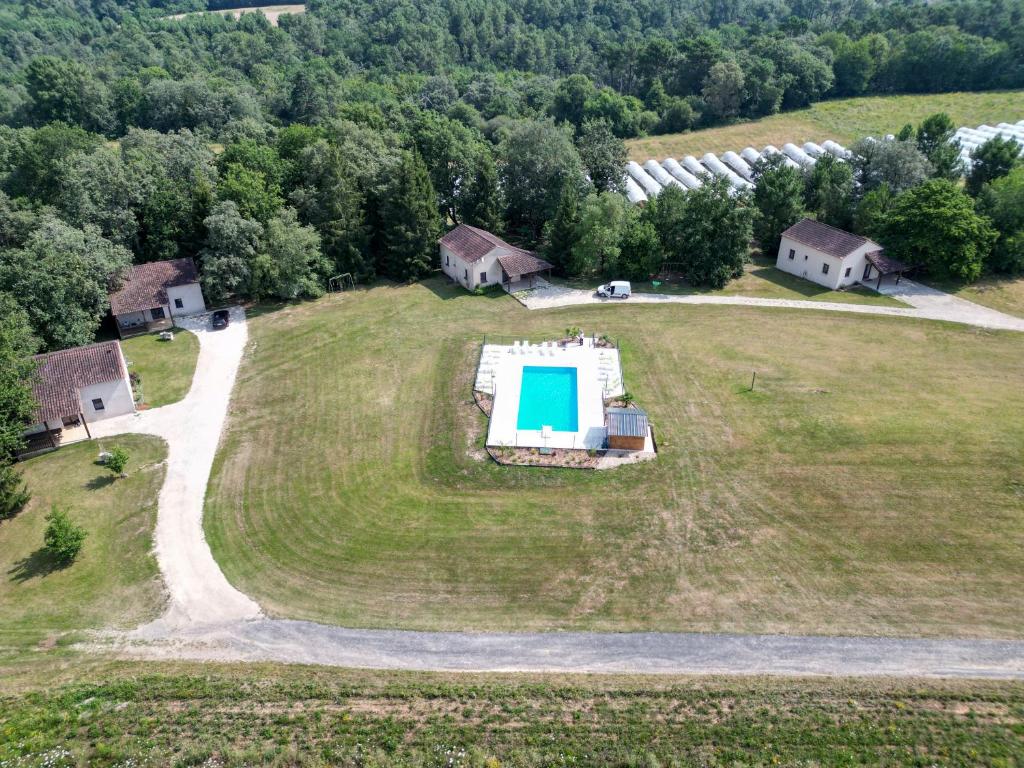 una vista aérea de un gran campo con una casa en Gîtes à la campagne 