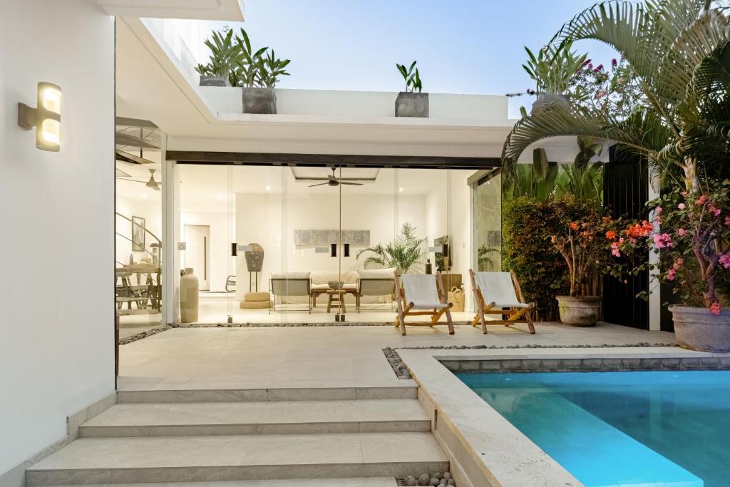 una casa con piscina y patio en 3 bedroom villa - Walk to Bingin Beach, en Uluwatu