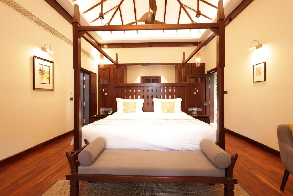 Postel nebo postele na pokoji v ubytování Taj Wayanad Resort & Spa, Kerala