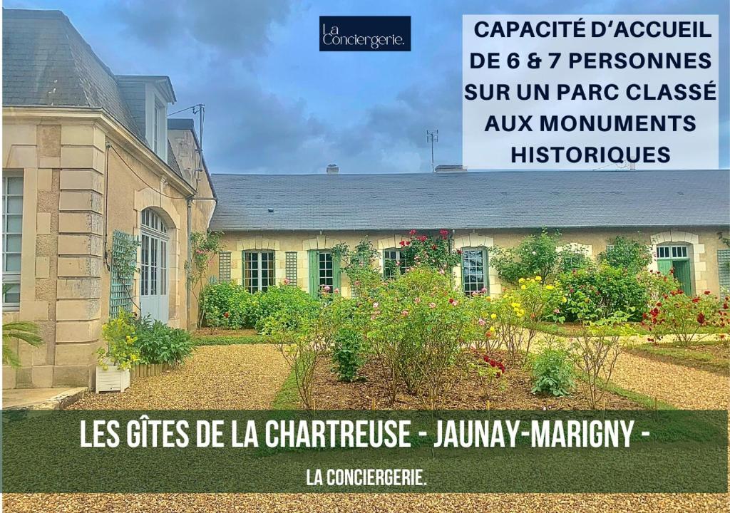 une maison avec un panneau devant dans l'établissement Les Gîtes de La Chartreuse - Jaunay Marigny - 3mnFuturoscope, à Jaunay-Clan