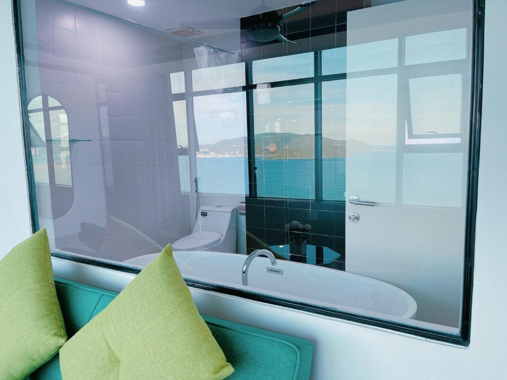 Bathroom sa Pearl Nha Trang Beach Apartment