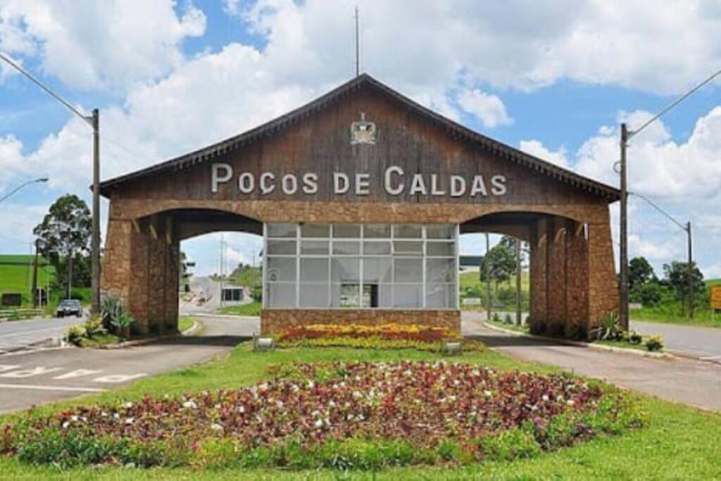 ein Gebäude mit einem Schild, auf dem Puderquasten sind in der Unterkunft Apto com 3 quartos,1 vaga garagem e quintal in Poços de Caldas