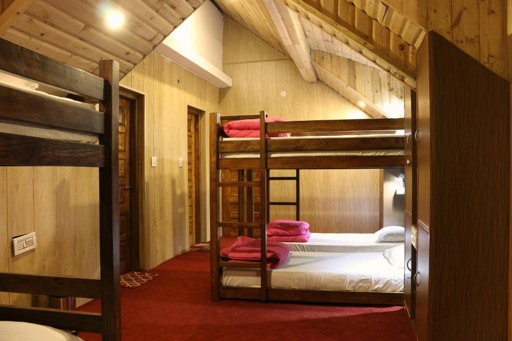 Postel nebo postele na pokoji v ubytování Utopia Hostels Dharamkot Mcleodganj