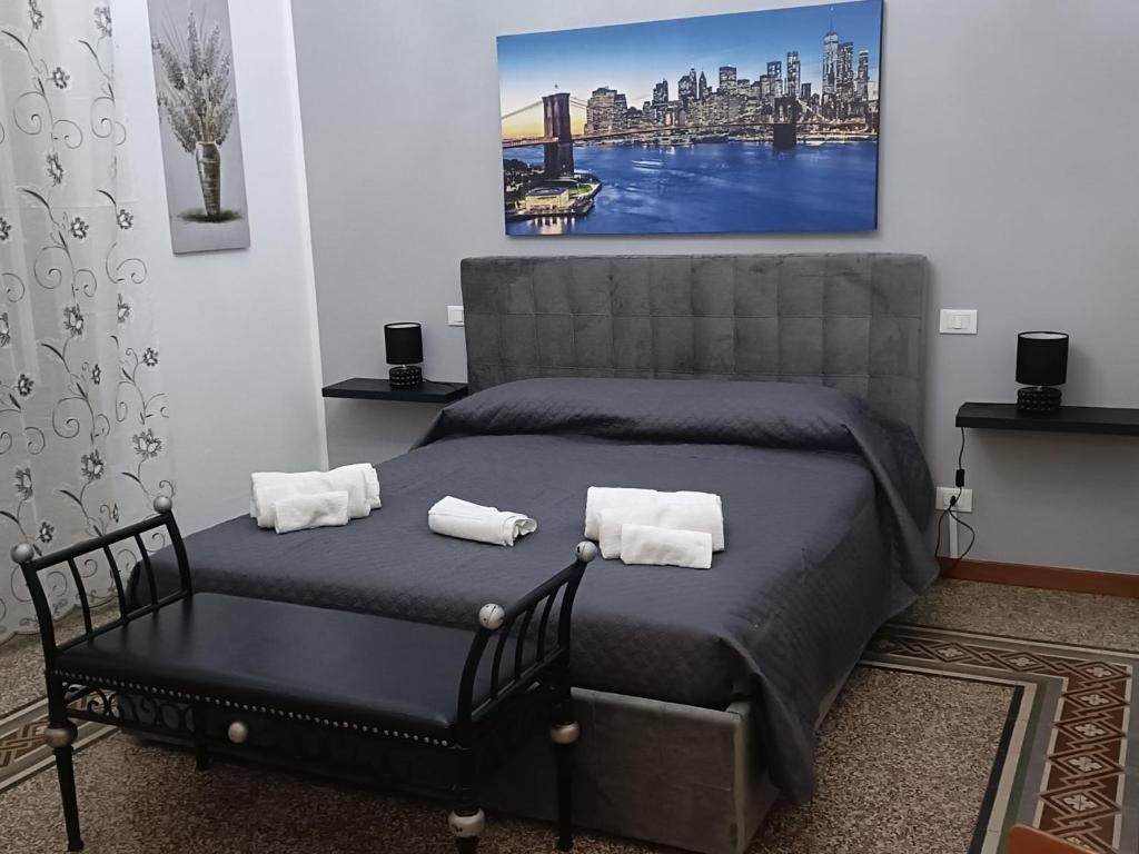 Un dormitorio con una cama y un cuadro en la pared. en DayBreak B&B, en Palermo