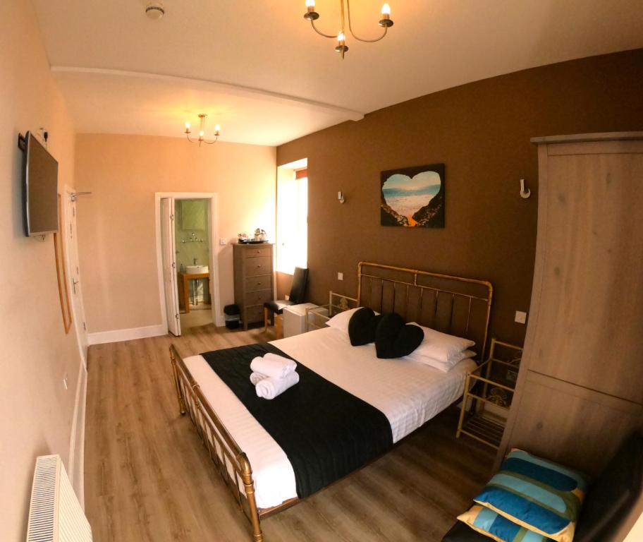Postel nebo postele na pokoji v ubytování Lundy House Hotel